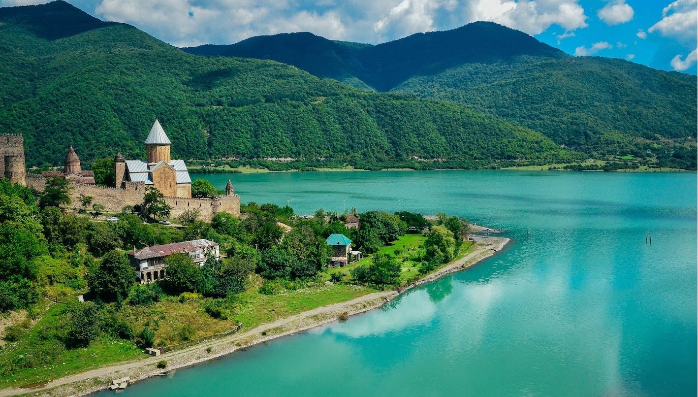 🏞️ رحلة الطبيعة والاسترخاء | جورجيا 6 ليالي شاملة الطيران الدولي